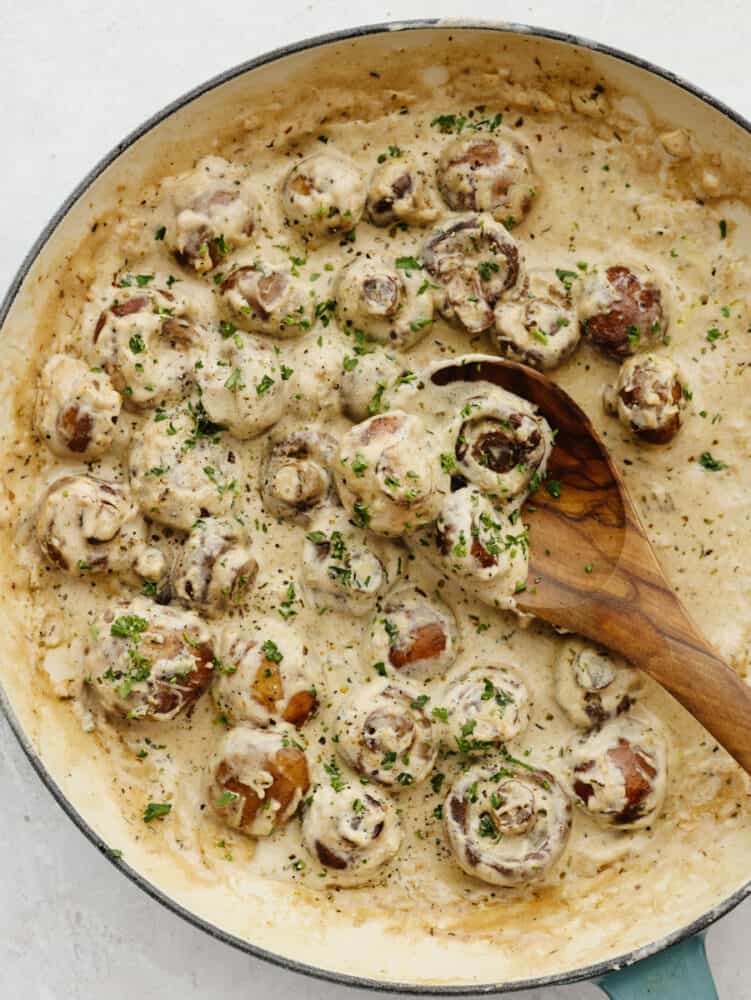 Calling all mushroom lovers! These creamy garlic parmesan mushrooms are waiting for you! Sautéed in garlic butter until tender and then tossed in the most AMAZING creamy parmesan sauce, these easy mushrooms will be off the plate and in your mouth in less than 10 minutes! Mushrooms in a creamy, garlic, parmesan sauce.